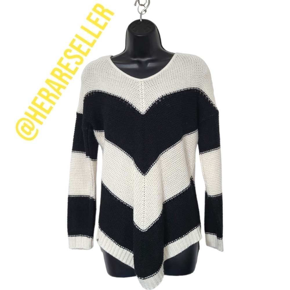 Charlotte Russe Small Black and White V Shaped Tunic Sweater